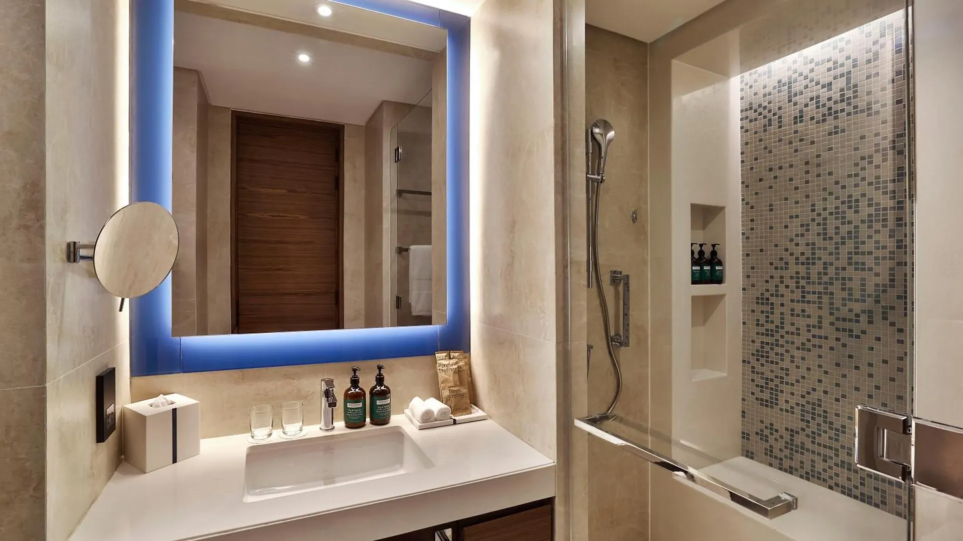 Tumbi West Palm Beach Hotel Dubai,Tapestry Collection Hilton  Dubai